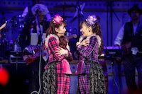 左から佐々木彩夏、高城れに。（Photo by HAJIME KAMIIISAKA＋Z）