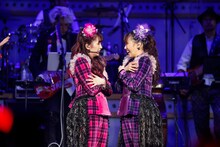 左から佐々木彩夏、高城れに。（Photo by HAJIME KAMIIISAKA＋Z）