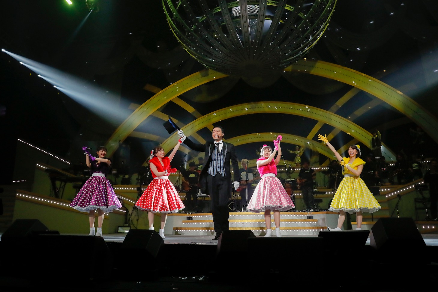 「ももいろクリスマス 2019 ～冬空のミラーボール～」の様子。（Photo by HAJIME KAMIIISAKA＋Z）