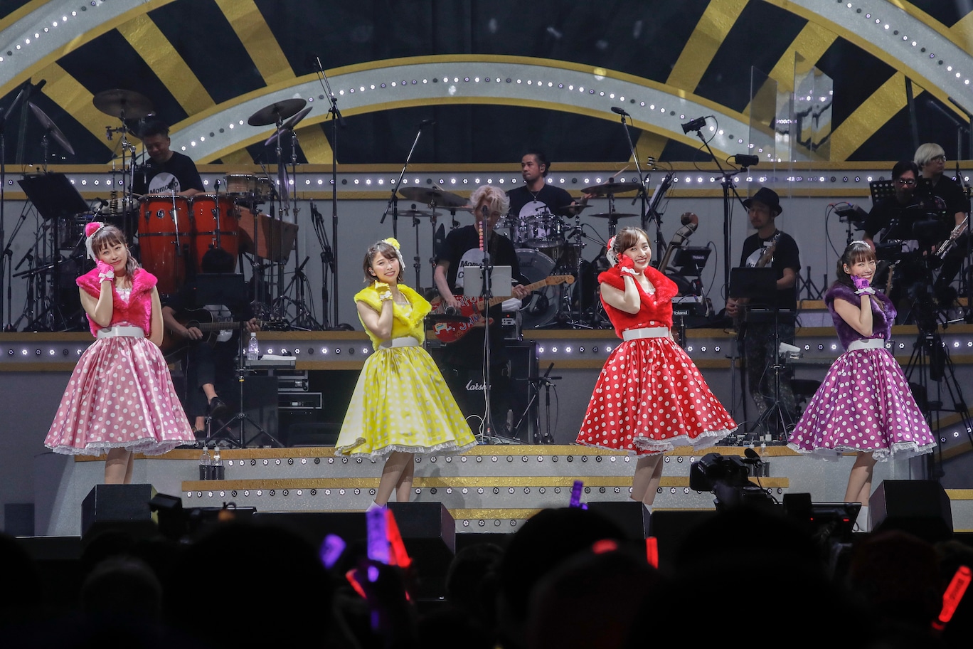 「ももいろクリスマス 2019 ～冬空のミラーボール～」の様子。（Photo by HAJIME KAMIIISAKA＋Z）