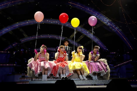 「ももいろクリスマス 2019 ~冬空のミラーボール~」の様子。(Photo by HAJIME KAMIIISAKA+Z)