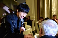 オーディエンスと握手をする吉田結威（Vo, G）。