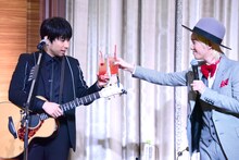 乾杯をする吉田山田。