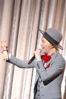 タンバリンが壊れ、驚く山田義孝（Vo）。