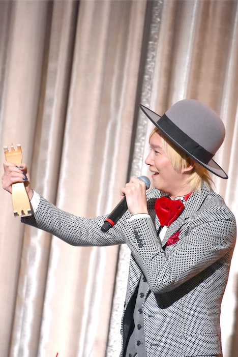 タンバリンが壊れ、驚く山田義孝（Vo）。