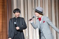 即興でクリスマスソングを歌う山田義孝（Vo）。
