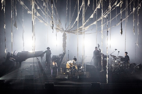 TK（凛として時雨）「Bi-Phase Brain "R side"」Bunkamuraオーチャードホール公演の様子。（撮影：岡田貴之）