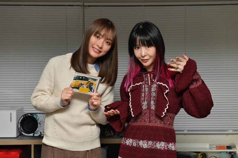 左から内田理央、大森靖子。