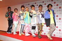 「U.S.A.」の振り付けを披露するDA PUMP。