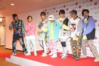 フォトセッション時にメンバーの並びを調整するISSA（中央）。