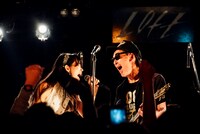鮎川誠（SHEENA & THE ROKKETS）とJ.M.（////虹////）。（撮影：タイコウクニヨシ）