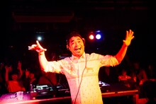 「冬の魔物」のヘッドライナー、石野卓球のパフォーマンスの様子。（撮影：タイコウクニヨシ）