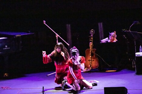 左からriko、大森靖子。（Photo by Masayo）