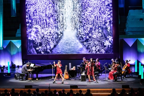 「大森靖子 クリスマス プレミアムコンサート“真っ赤に染まったクリスマス”」神奈川・横浜みなとみらいホール公演の様子。（Photo by Masayo）