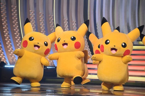 関ジャニ∞のステージで踊るピカチュウ。