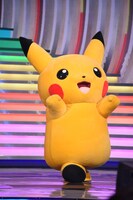関ジャニ∞のステージで「ズッコケ男道」を踊るピカチュウ。