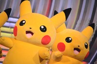 関ジャニ∞のステージで踊るピカチュウ。