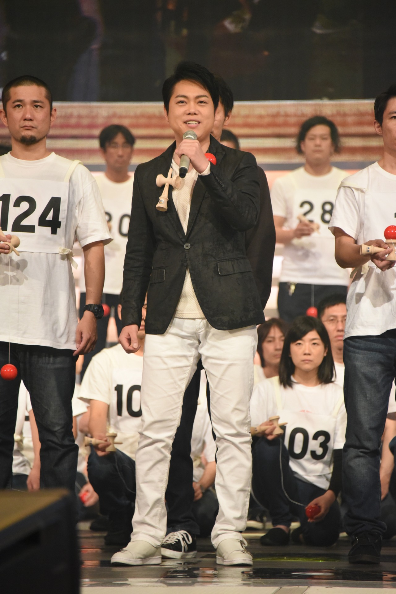 リハーサル中の三山ひろし。