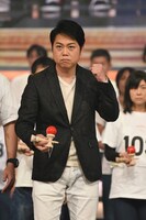 リハーサル中の三山ひろし。