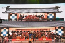 坂本冬美のパフォーマンスの様子。