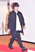 レッドカーペットを歩く三浦大知。