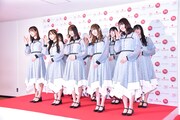 “ごあいさつ”する日向坂46。