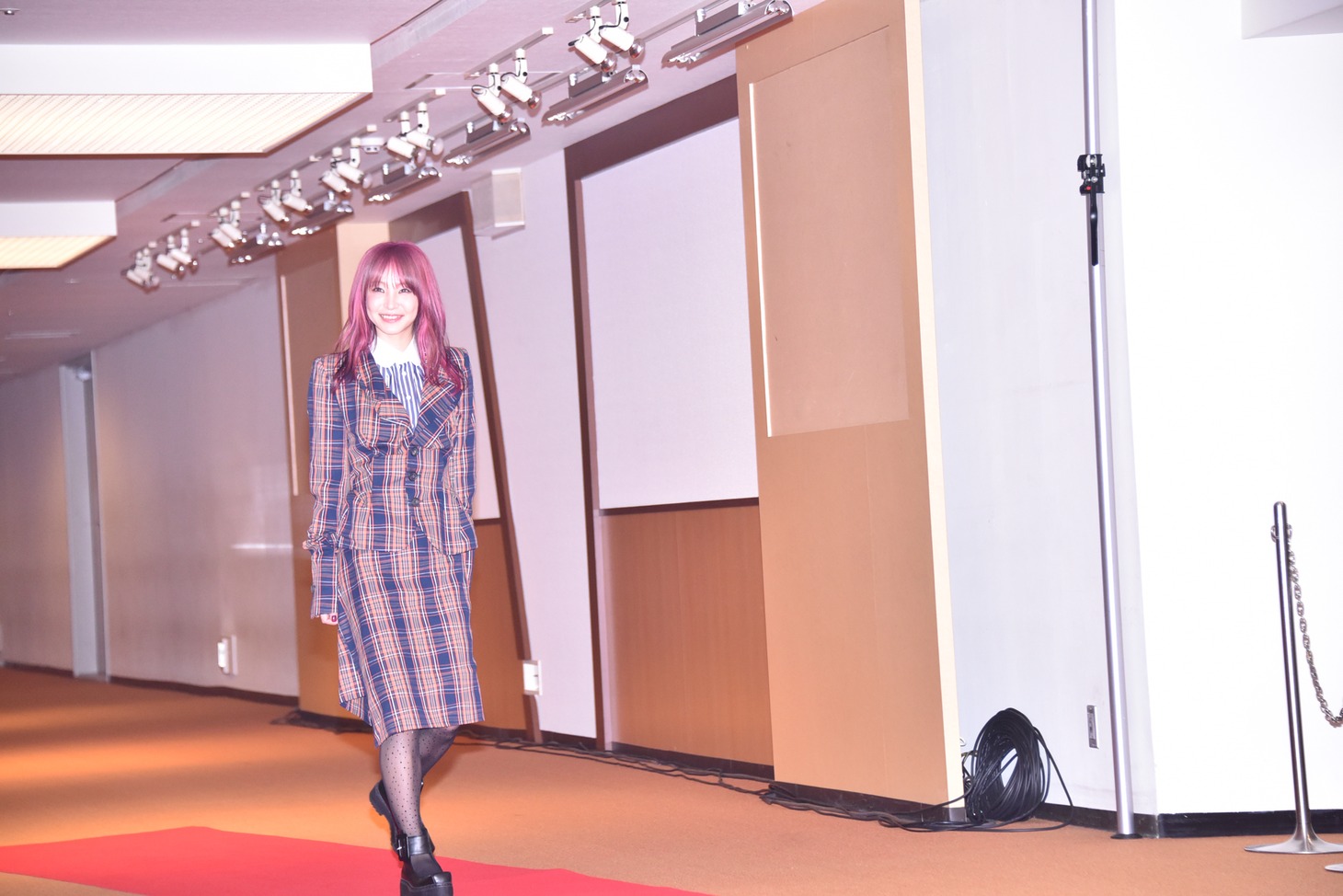 レッドカーペットを歩くLiSA。