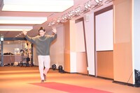 レッドカーペットを走る郷ひろみ。