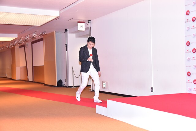 けん玉をしながらレッドカーペットを歩く三山ひろし。