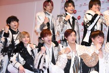 SixTONESとSnow Manの会見の様子。