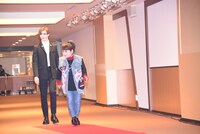 レッドカーペットを歩くMattと天童よしみ。