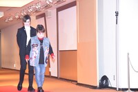 レッドカーペットを歩くMattと天童よしみ。