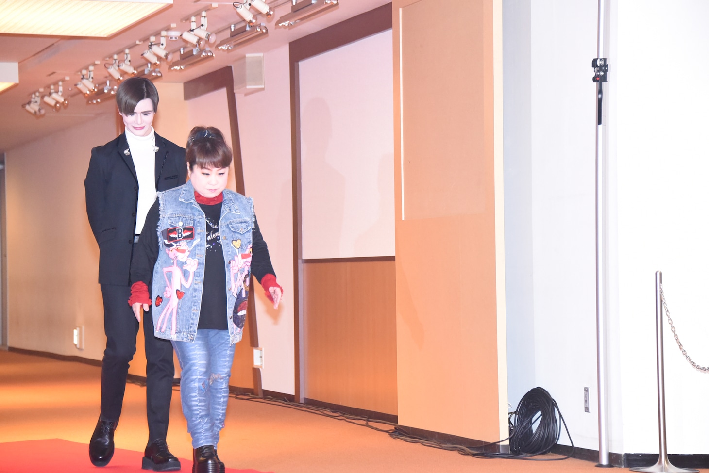 レッドカーペットを歩くMattと天童よしみ。