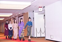 レッドカーペットを歩くLittle Glee Monster。