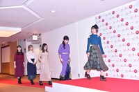 レッドカーペットを歩くLittle Glee Monster。