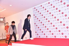 レッドカーペットを歩く綾瀬はるか、内村光良、櫻井翔。