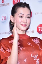 「NHKなんで」ポーズを決める綾瀬はるか。