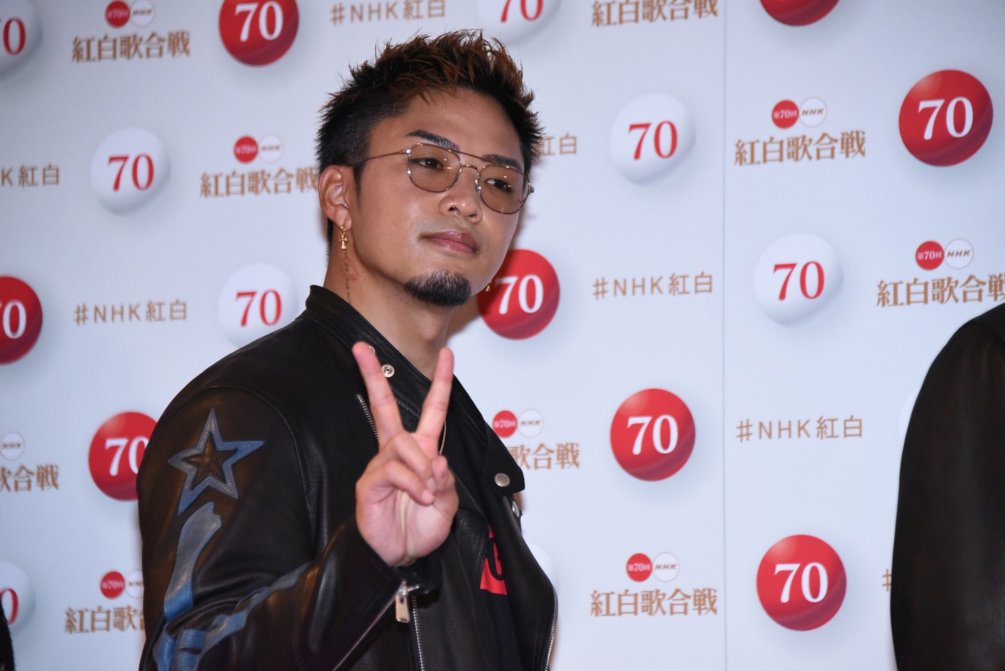 報道陣にピースしながら捌ける数原龍友。