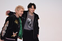 小森隼（左）の肩を抱いて退場する白濱亜嵐（右）。