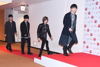 レッドカーペットを歩くOfficial髭男dism。