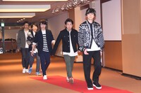 レッドカーペットを歩く嵐。