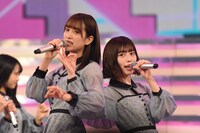 左から佐々木久美、東村芽依。