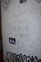 徳島・club GRINDHOUSEの楽屋の壁。