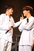 森崎ウィンとケビン。（撮影：笹森健一）