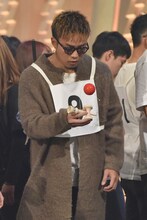 けん玉に挑戦する数原龍友。