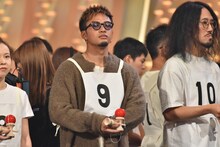 けん玉が成功し安堵の表情を浮かべる数原龍友。