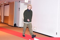 レッドカーペットを歩く菅田将暉。