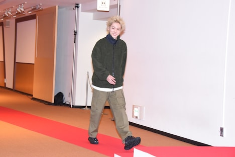 レッドカーペットを歩く菅田将暉。