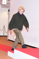 レッドカーペットを歩く菅田将暉。