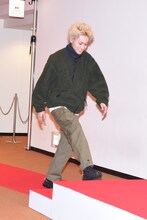 レッドカーペットを歩く菅田将暉。